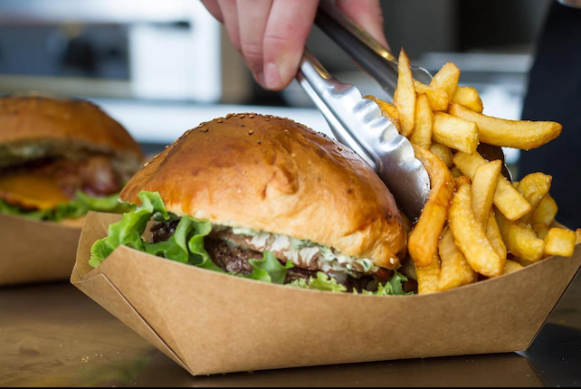 Un food truck pour vos événements - Menu avec un burger et de généreusement frites fraiches du Truck Gourmand